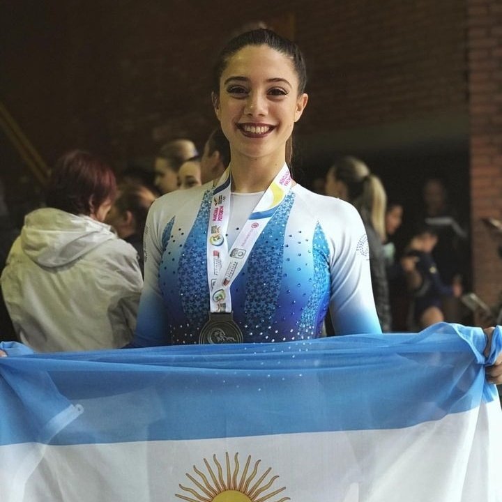 ‼️✨🇦🇷 Hola perrissss, Soy Cande, @candemungo en instagram y su patinadora artística desde hace 16 años. Hace 10 años que represento a la selección argentina y hoy necesito ayuda para mí próximo viaje 🙏🙏🙏 Necesito recaudar 💲💲💲2000 dólares 💲💲para (sigue abajo)