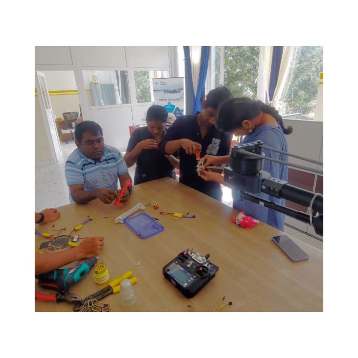 TheDroneWorldIN's tweet photo. “Learning never exhausts the mind” 
.
#internship training Batch 2 practical class 
.
" Students learning from our experts of practical nuances of Drone assembly &amp; dismantling " 
.
Connect with us for #dronepilotlicense #dronetraining #drone#manufacturedrones #droneservices https://t.co/zhtQOjO4ni