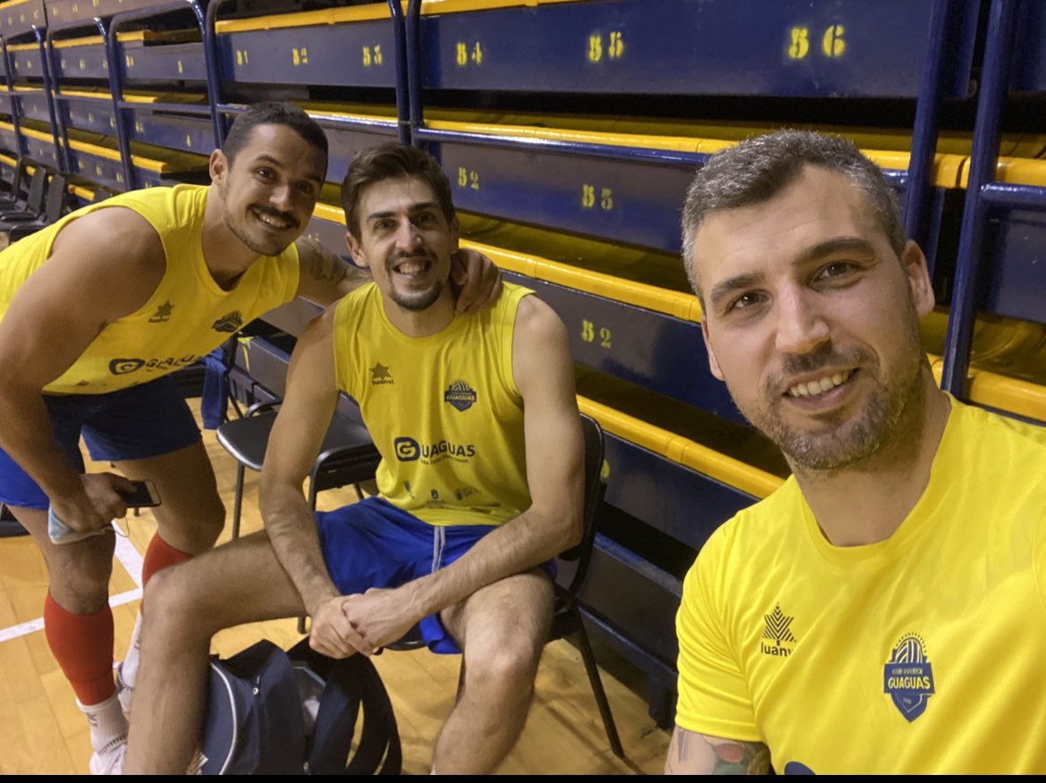 Ehhh twitter!!! Estos dos chavales cumplen años hoy.. cuantos años les caen no lo sé😏, pero títulos en esta foto hay unos pocos🤣😎!  Muchas felicidades amigos <a href="/AlmansaMartinez/">Jorge Almansa</a> <a href="/Alejandro_Fer1/">Alejandro Fernández Rojas</a>