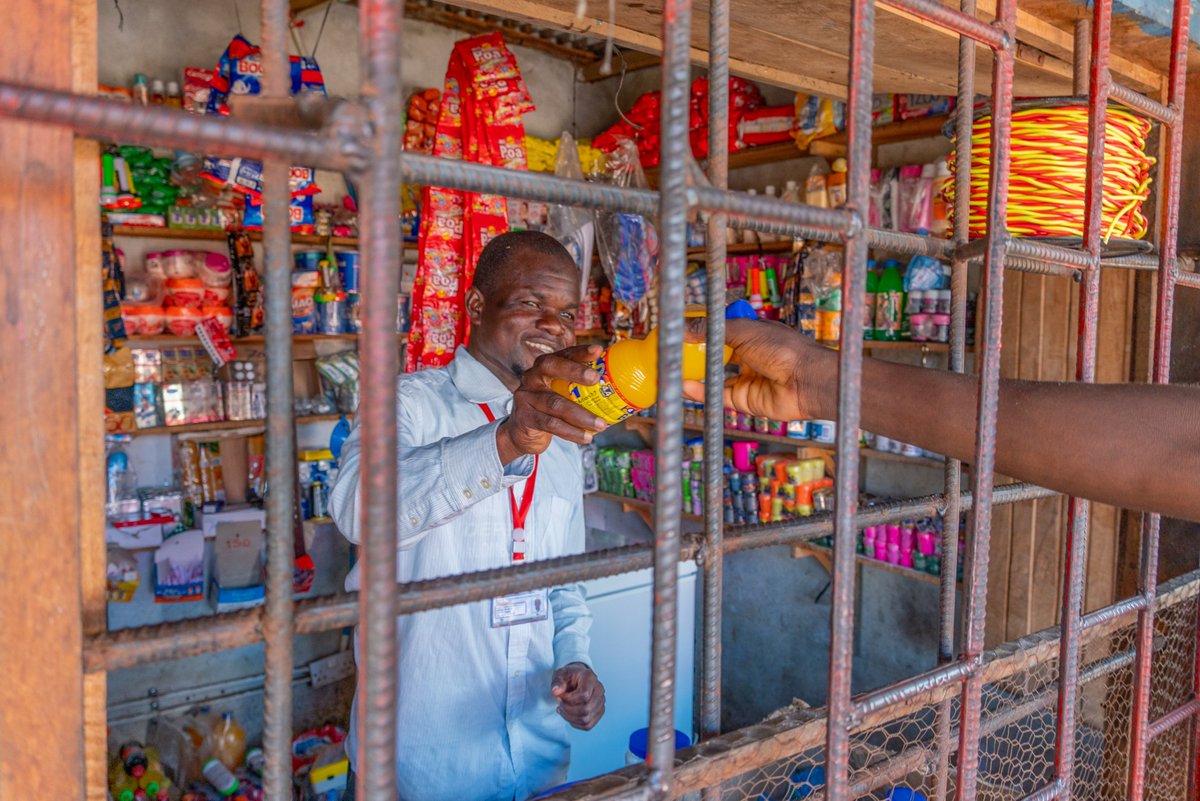 OxfamMalawi's tweet photo. Communities access finances through digital platforms
“I am happy to be a vendor under the Unblocked Cash project. We are able to make more profits & our money is kept safely in 📱 unlike in hand which puts us at a security risk,” Joseph Paul, Phalombe
#Sempo
#digitalprograming https://t.co/WPsIz1Vcis