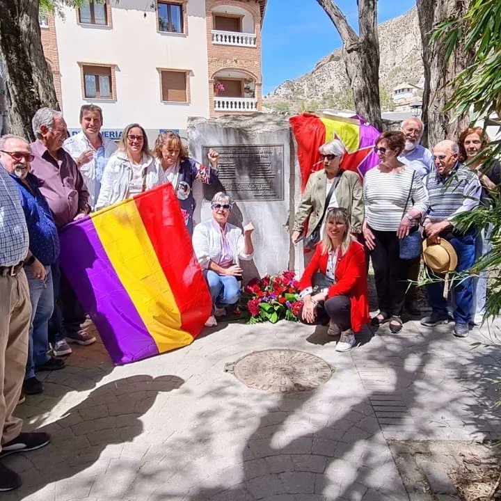 IMonachil's tweet photo. El viernes estuvimos presentando nuestra candidatura para las elecciones del 28 de mayo, un equipo maravilloso preparado para impulsar políticas sociales, ecológicas y de igualdad. Después, como cada año,  rendimos homenaje a los caídos en Monachil https://t.co/8fecHgLILA