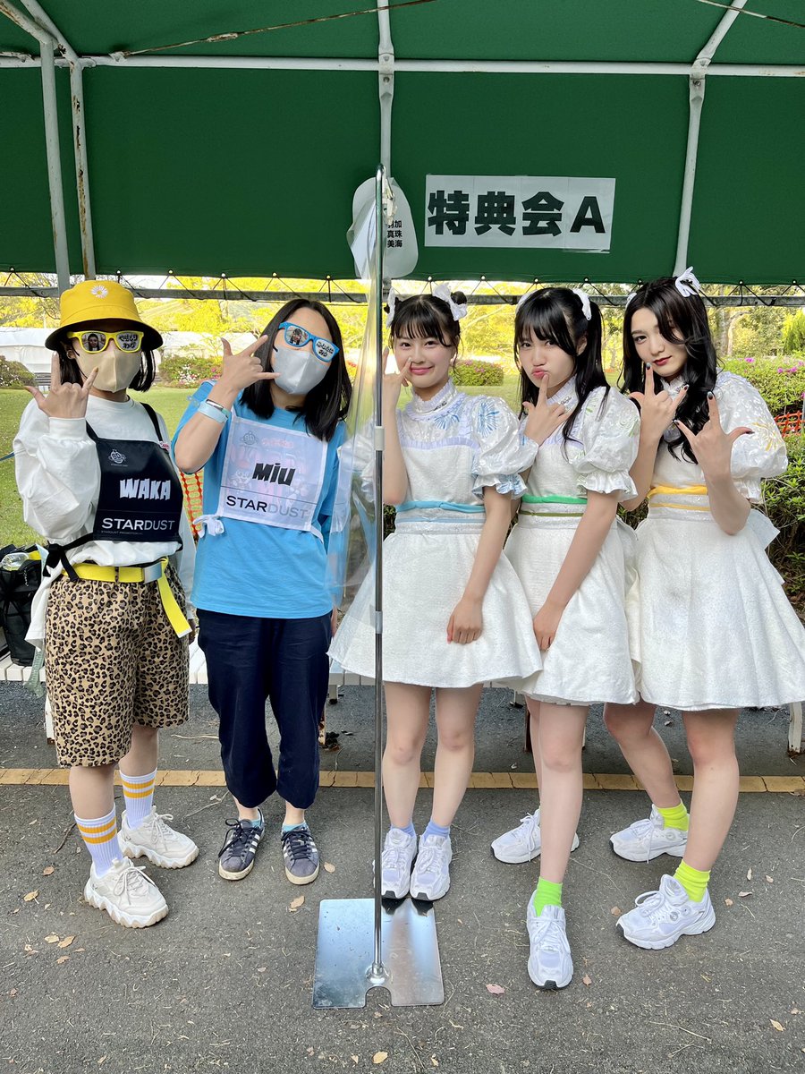 momoclo_kebabu's tweet image. しんどみ〜ずのWAKAとMIUに会いに行ったら、メンバーを募集してたらしく加入させてもらった🥹（多分）（？）
だから昨日からさーこと私は公認しんどみ〜ずです🌼🌈🐿🎋（多分）

さーこはクッピー担当で
私は支柱担当だよ（？）

#安杜羽加🌼
#藤谷美海🌈
#さーこ🐿
#あこ氏🎋 
#しんどみ〜ず