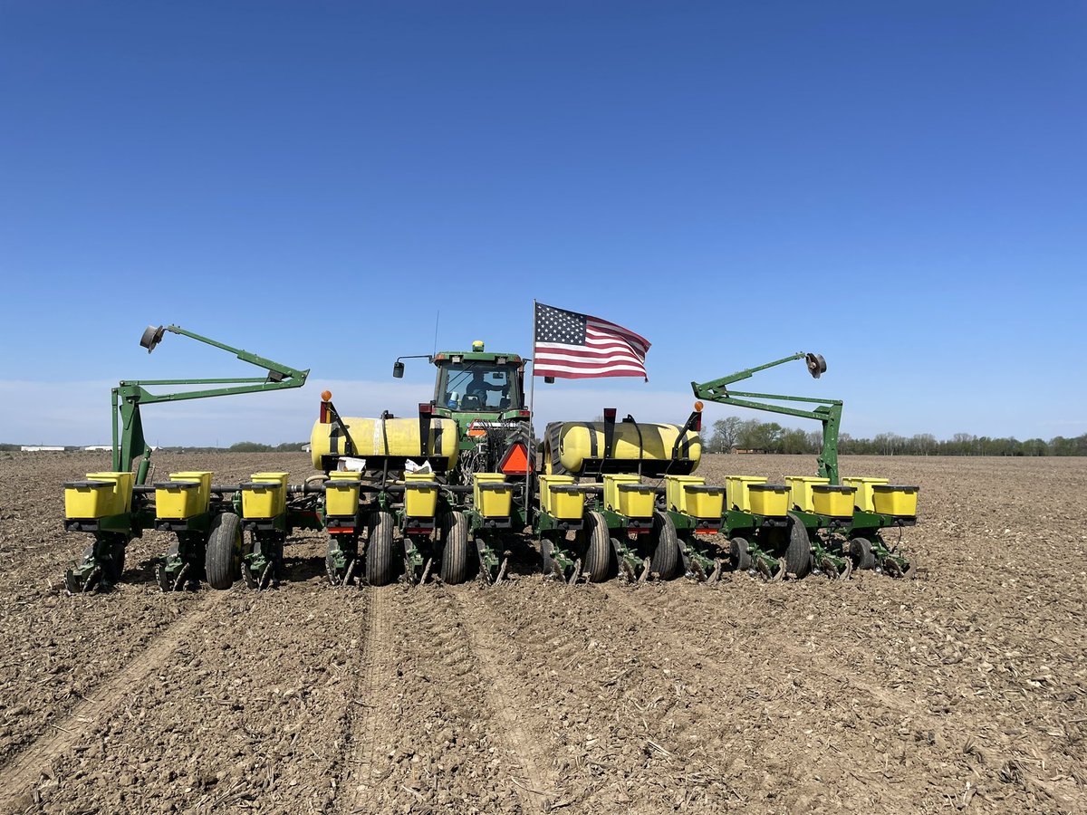 d_smith_1995's tweet photo. Just a couple of my favorite things. Dekalb/Asgrow Seed, nice weather, and American Flags!! Big thanks to Niebrugge Pork Farm for their help putting in these @Asgrow_DEKALB plots over the weekend!! @mjniebrugge @JoshTooley19 @DKAS_SIL @TheEquityCoop https://t.co/IAoeyjJYRC