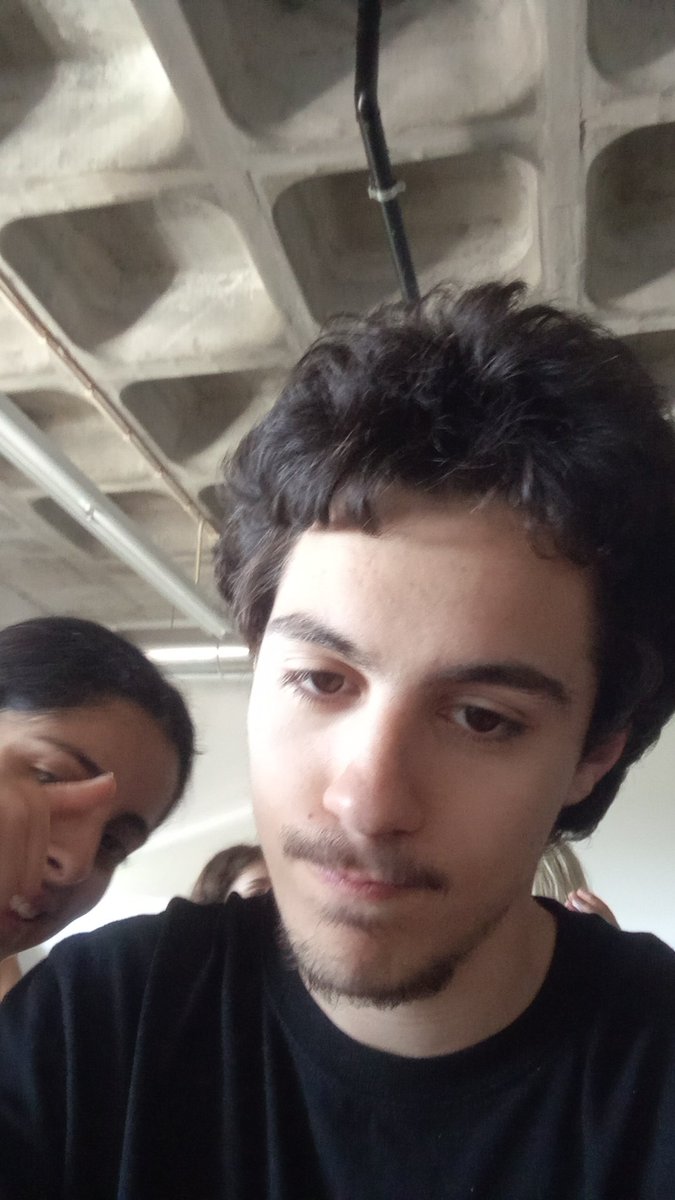 Eu sei que sou lindo mas parem de mandar dm eu tenho namorado ok