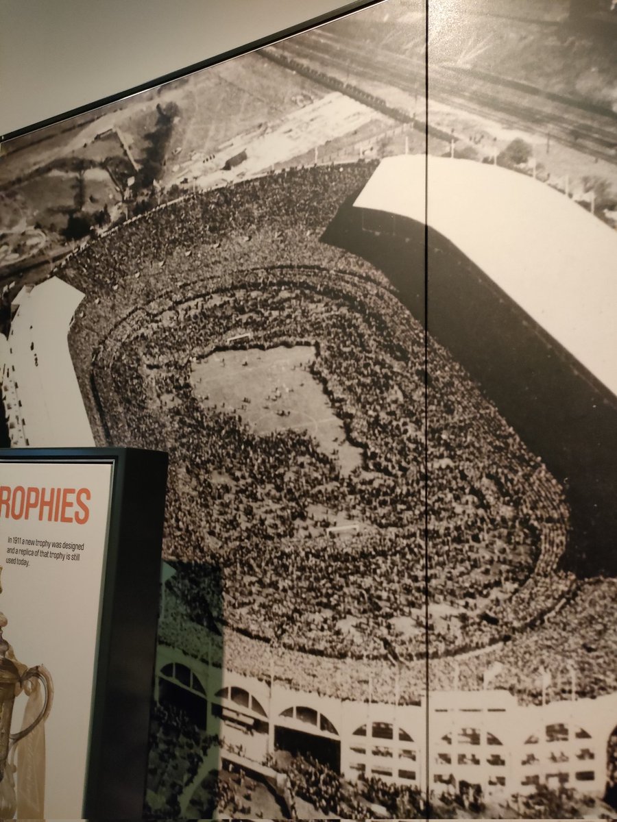 KAugeard's tweet photo. Une étonnante #thingmap au National museum of football de Manchester, où cette photo d'un envahissement de terrain à Wembley ressemble trait pour trait... à l'Amérique du Sud (cc @JulesGrandin ) https://t.co/naAhwk6pxk