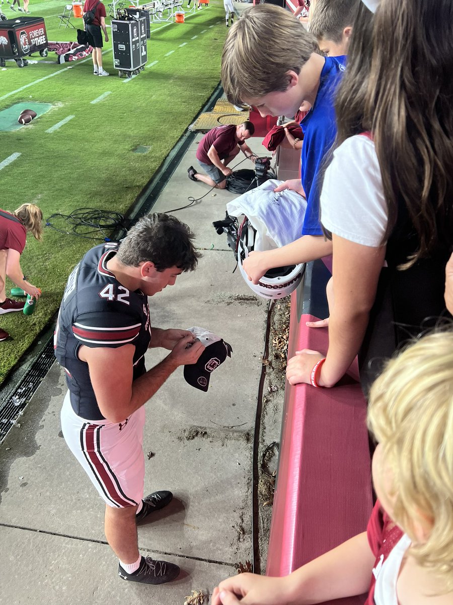 JennLester1's tweet photo. Proud of you!! ❤️🖤🐔 @daniel_lester2 @Pete_Lembo @GamecockFB https://t.co/4gwLEzwH0C