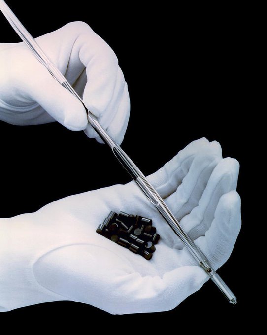 This gloved hand holds life-sized models of nuclear fuel pellets with their injection rod. Each pellet can produce the same energy as 3 tons of coal, so this handful equals ~60 tons of coal or ~28,000 m³ of gas or ~34,000 liters of oil [source, read more: buff.ly/3OJxjV5]