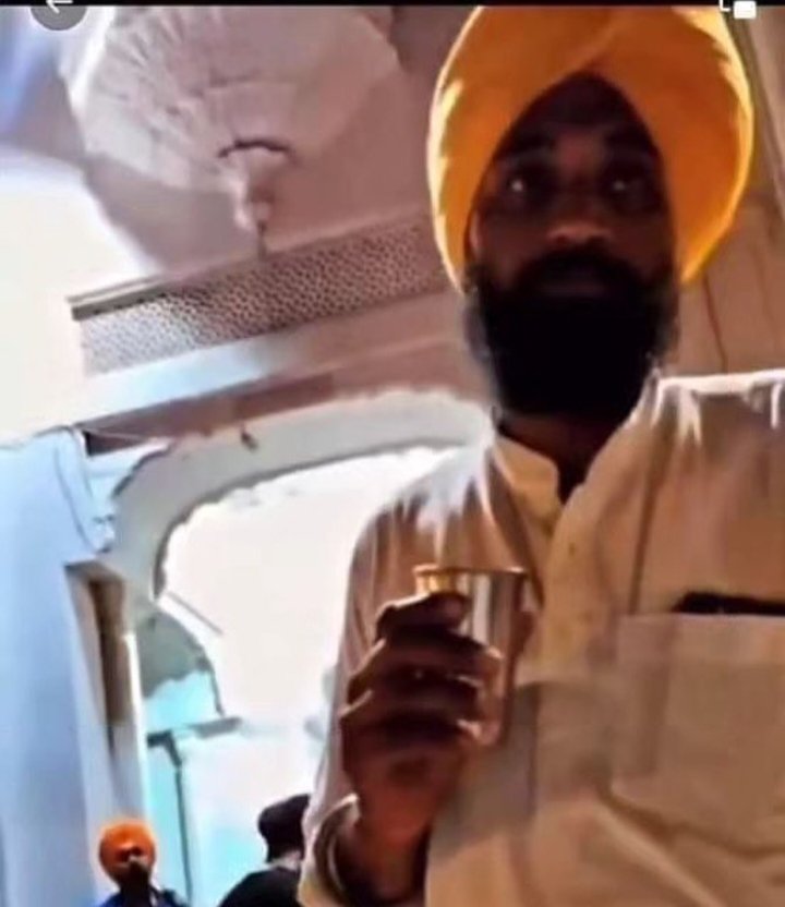 RanjitRajoke's tweet photo. ਆਓ ਇਸ ਵੀਰ ਦੇ ਹੱਕ ਚ ਹਾਅ ਦਾ ਨਾਅਰਾ ਮਾਰੀਏ ਜਿਹਨੇ ਇਮਾਨਦਾਰੀ ਨਾਲ ਗੁਰੂ ਘਰ ਦੇ ਨਿਯਮਾਂ ਦੀ ਪਾਲਣਾ ਕੀਤੀ ਆ, ਤੇ SGPC ਨੇ ਸ਼ਲਾਘਾ ਕਰਨ ਦੀ ਬਜਾਏ ਮਾਫ਼ੀ ਮੰਗਵਾ ਲਈ ਤੇ ਸਸਪੈਂਡ ਕਰਨ ਦਾ ਫੁਰਮਾਨ ਜਾਰੀ ਕਰ ਦਿੱਤਾ https://t.co/qRRl4Rgd8Q