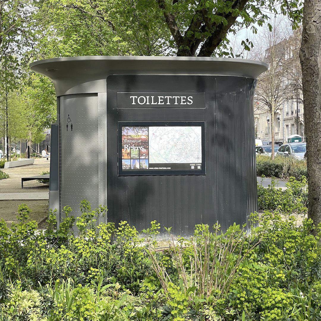 VilledeReims's tweet photo. A Reims, les #toilettes publiques JCDecaux sont maintenant #gratuites ! Ces toilettes sont ouvertes de 6h à 23h (fermées de 23h à 6h) et sont toutes #accessibles aux personnes à mobilité réduite. 
=> Pour localiser les toilettes : https://t.co/j0M2oxH6LO https://t.co/ULaVKWFmmq