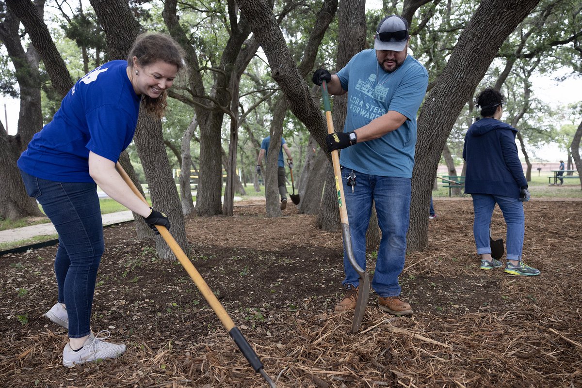 LCRA's tweet photo. Hundreds of our employees spent last Friday volunteering on projects throughout our communities. These incredible employees make #LCRAStepsForward Day possible! Read more about the projects and our annual day of service:  https://t.co/W3pEp3Sy9t 

#LCRAGivesBack #WeAreLCRA https://t.co/18O33j8tsd