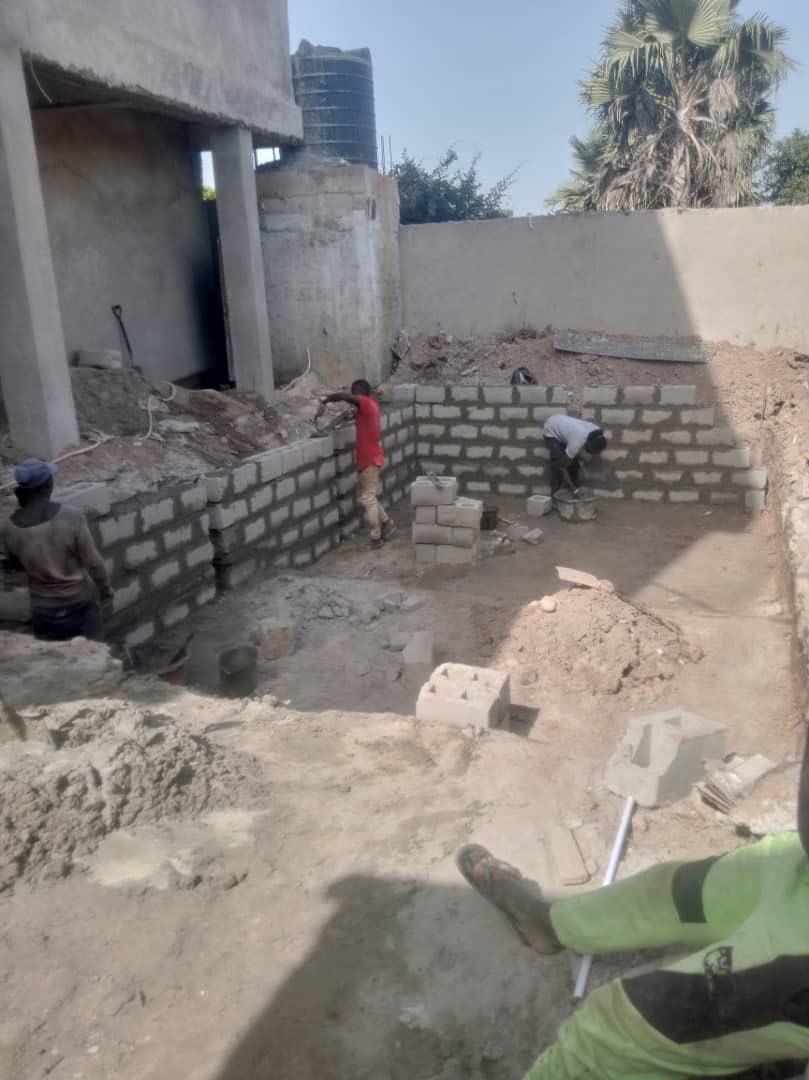 Topswimmingpool's tweet photo. Step:1 POOL LAYOUT 

Mark out is called for your yard, begins with clearing the area level out, then digging commence.
Laying first 55mm gravel bed concrete, brick wall installed throughout the pool we do this so steel will be in the middle of the gunite, when the pool is shot. https://t.co/EB3LfFvpws