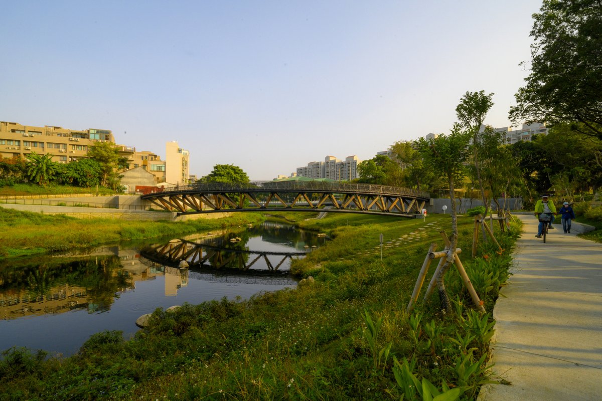 LadyDee101's tweet photo. Not only is this bridge cool to look at, its setting is pretty cool, too. #architecture #structures  https://t.co/qpnLiTbKow https://t.co/pHGUdS2fVk