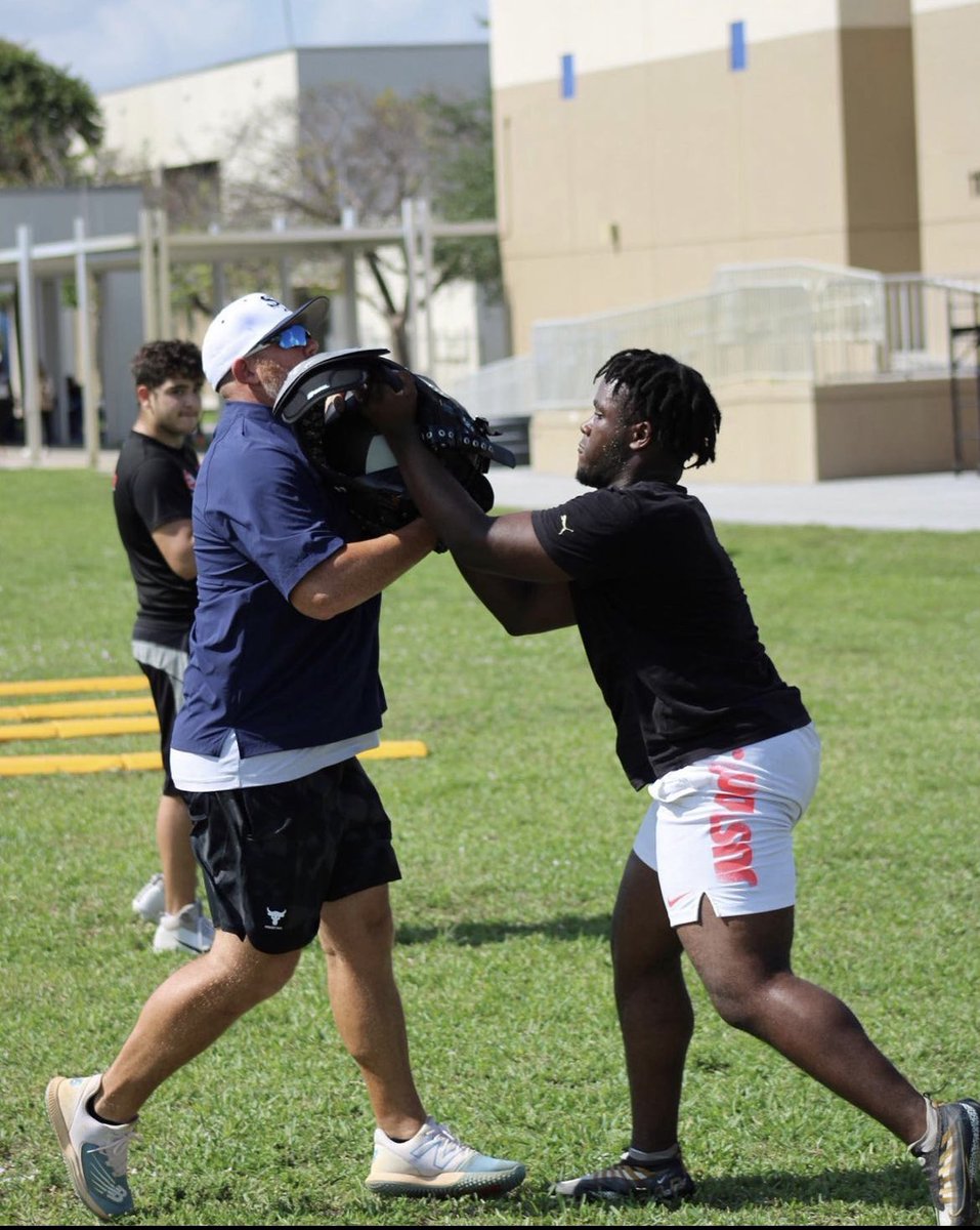 EdincoStephens's tweet photo. Ready for my senior season in full affect 🚀got some amazing work in last Saturday with @LoganTillman @SuarezSRHScoach @river_boyz1 @CoachColey35 @TerrenceIsaac1  @CoachHoodie @Coach_Kee_ @USFFootball @NCCUrecruiting @CoachTOliver @CWilliams8076 @CoachVBrown59 @Coach_Mattes @SDSURogers3 @CoachRyanOlson @CoachLujan @ECUPiratesFB @ECUCoachHouston @CoachDonnieK @coachmogridge @larryblustein @TheCribSouthFLA @JerryRecruiting