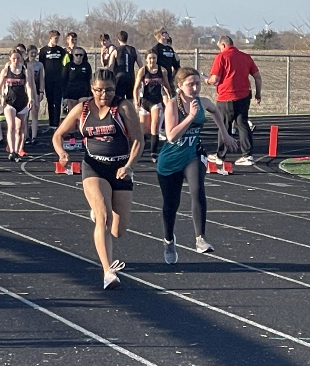 CBTJgirlstrack's tweet photo. Several girls in the 100 DASH!! Versace, Aries, Lylia, Iliana and Angelica. https://t.co/t14pMddx0H