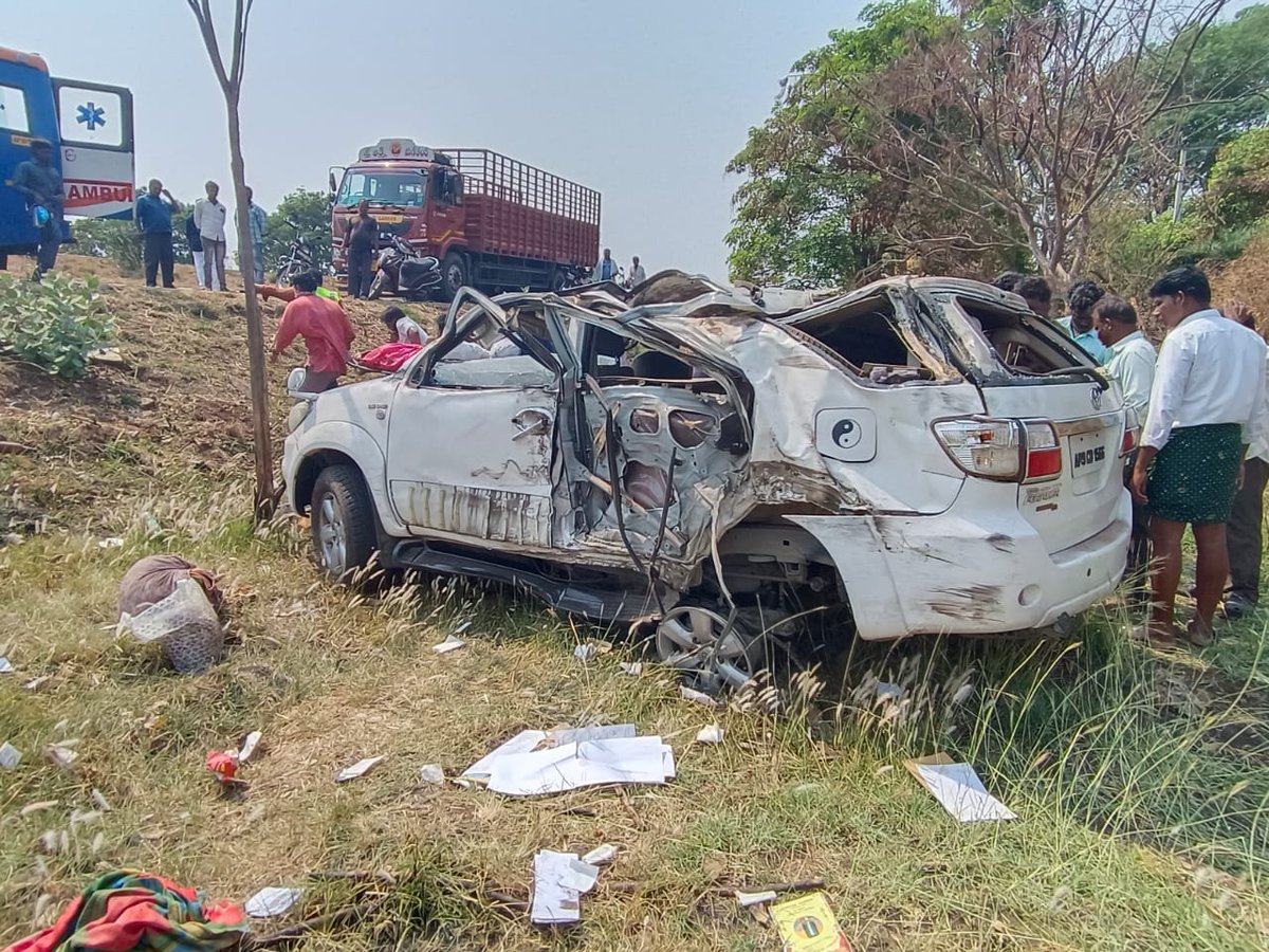 sirajnoorani's tweet image. Former Alur MLA and #BJP leader #NeerajaReddy died in a #RoadAccident in Itikyala area of Jogulamba Gadwal dist in #Telangana,  when her #Speeding car lost control after #TyreBurst and turn turtle, while returning from #Hyderabad to Kurnool
#CarAccident #RoadAccident
#RoadSafety