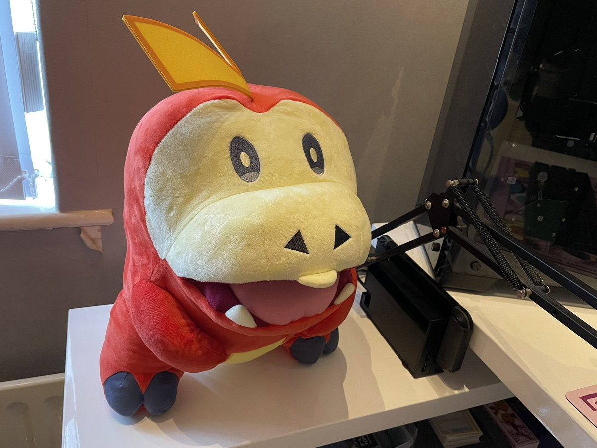 xKaymon's tweet photo. Desk was overdue a sort out and what better excuse is there to do it when you’ve just been to #PokemonEUIC and spent far too much money in the Pokemon Center https://t.co/IUkP3b9Woj