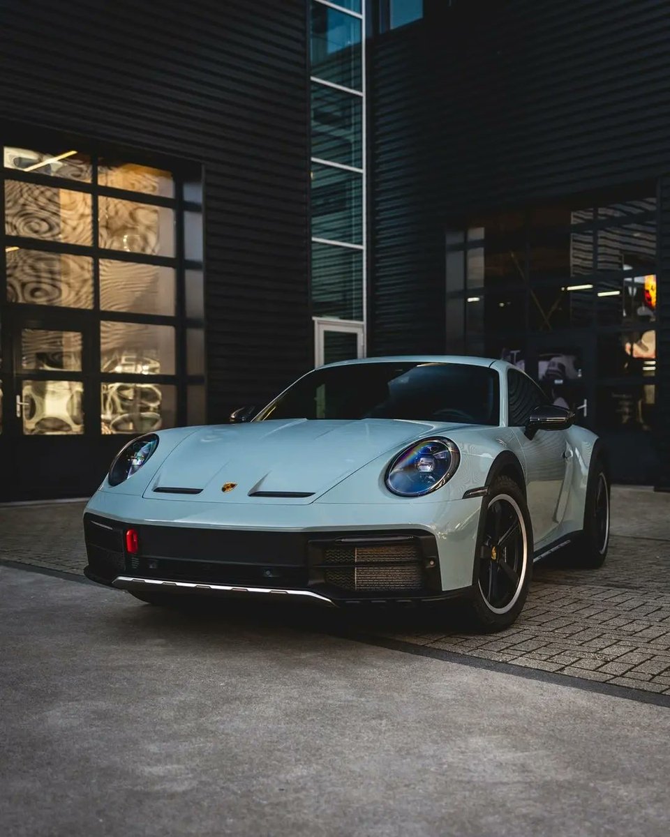 💪 'The 911 is the only car that you can drive from an African safari to Le Mans, then to the theatre and onto the streets of New York.' ~ By #FerryPorsche.

This #911Dakar has been spotted at Porsche Centrum Gelderland.

#Porsche #PorscheExclusiveManufaktur #992Dakar #SportMade