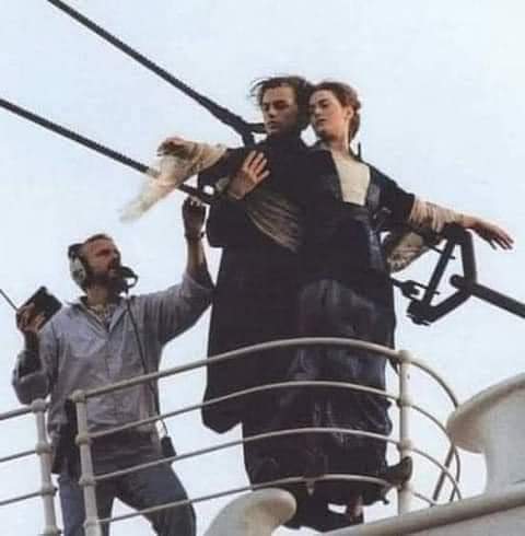 فنُّ إغتصاب العقول:
سفينة التيتانيك كان عليها تقريبا 2230 شخصاً، تم إنقاذ 706 شخص فقط، هذا يعني ان1524 شخصاً لقوا حتفهم ..

في أحداث الفيلم مات تقريباً أغلب الناس بسبب الغرق، بينما مات بطل الفيلم بعد ساعات، بسبب برودة الماء وليس الغرق ..

أغلب من شاهد هذا الفيلم لم يشعر بأي نوع