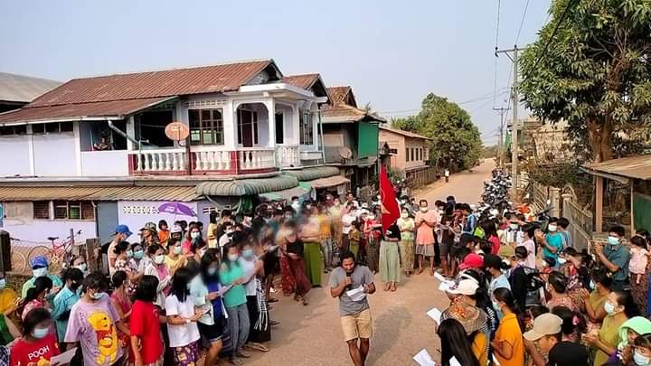 miN13700's tweet photo. Democracy Movement Strike Committee - Dawei, youths, women &amp; locals held anti-junta protest and Thangyat performances in #Launglone township, Dawei District, April 17, calling for opposition to junta-organized election.

#HelpMyanmarIDPs
#2023Apr17Coup
#WhatsHappeningInMyanmar https://t.co/35e5FxwtlZ