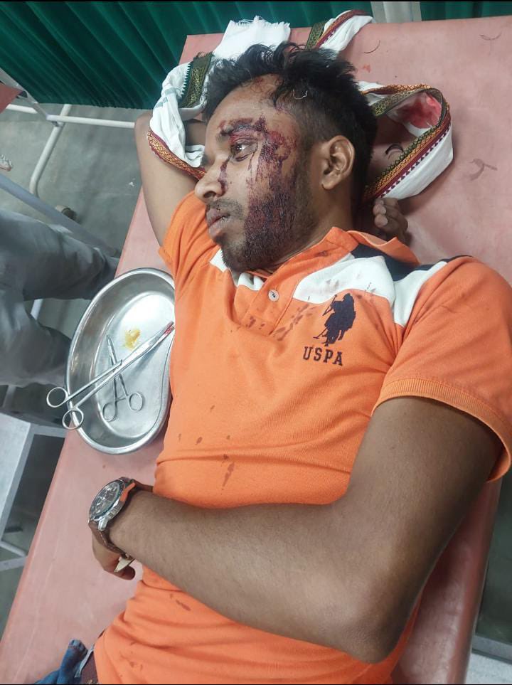 dasraghubar's tweet photo. "नौकरी मांगो तो बहाने हजार
खजाना खाली है, हम कर्जदार,
हक मांगनें सड़क पर आओ तो
सरकार कहती है, डंडा तैयार"

हेमंत जी युवा झूठे आश्वासन, झूठे आंकड़े और बहाने नहीं, रोजगार चाहते हैं। 

लाठी-डंडे से उनकी आवाज दबा नहीं सकते। युवाओं को उनका हक देना ही पड़ेगा। https://t.co/9CSv9iriT6