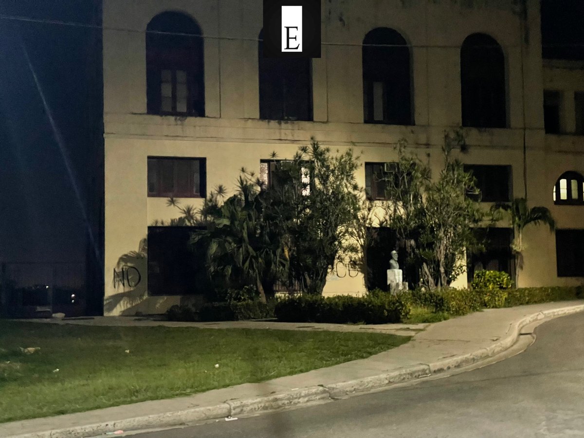 NuevoDirectorio's tweet photo. No se preocupen que sabemos que van a tener que gastar bastante pintura a partir de ahora para cubrir las pintadas, así como intimidar a los estudiantes como lo están haciendo, y movilizar en secreto (no tan secreto) a sus sabuesos de la UJC, todo será infructuoso, #END #NOALPCC https://t.co/BjLUQtHkSB