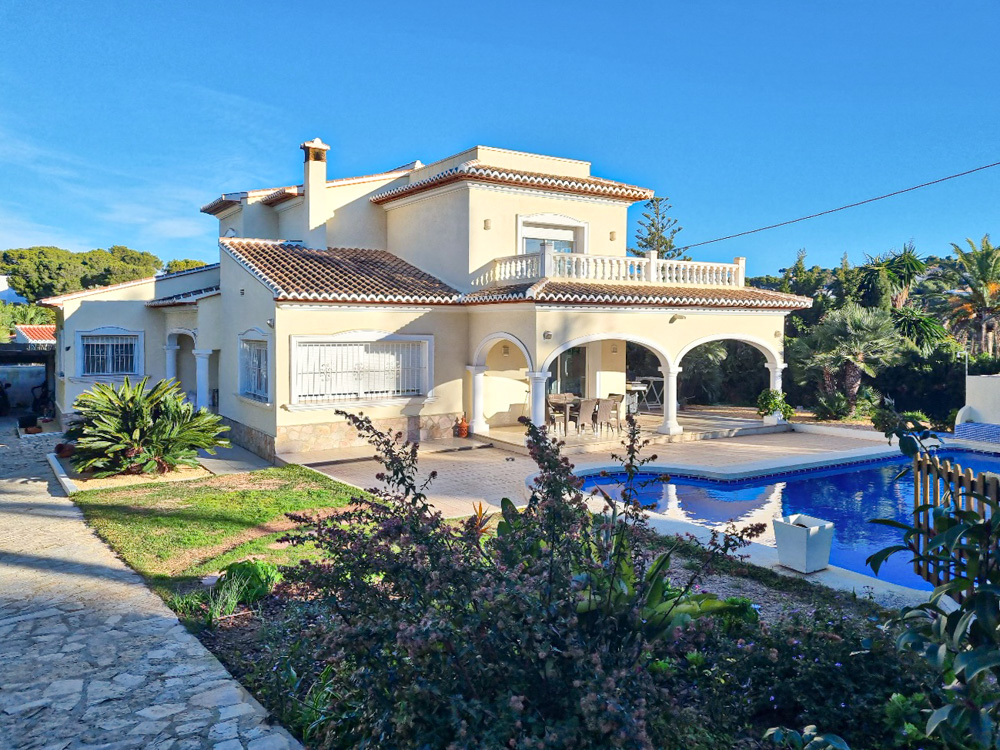 JaveaSales's tweet photo. This beautiful #villa is located in one of the most desirable areas of Jávea, between two idyllic, azure bays Granadella and Ambolo.
https://t.co/IXzWUSENdX https://t.co/o4AAwVy5il