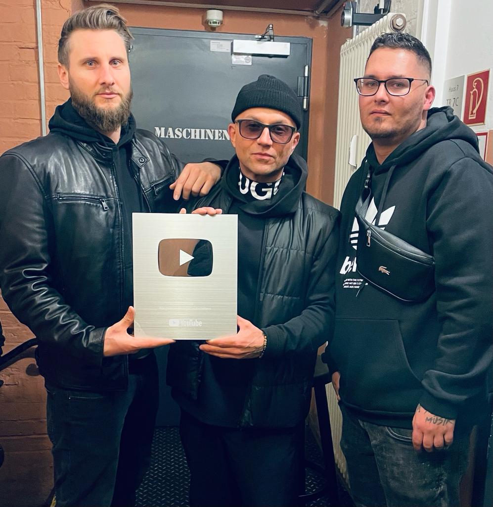 Nochmal Glückwunsch zu 100k Abonnenten an <a href="/chakuza/">Chakuza</a> 🚀