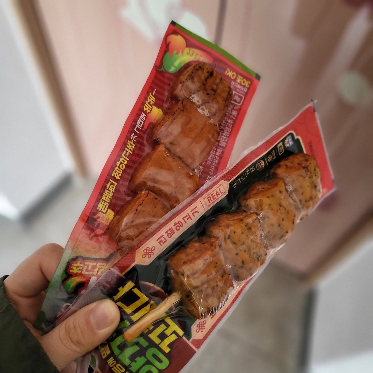 perhaps2019_'s tweet photo. 오늘 간식 
양꼬치맛은 리얼이긴 한데 양고기 5퍼센트 ㅋㅋㅋㅋㅋ 진짜 양꼬치 맛 나서
신기방기 청양고추는 말모~
오늘 간식도 꿀맛! https://t.co/qAhThFnXx3