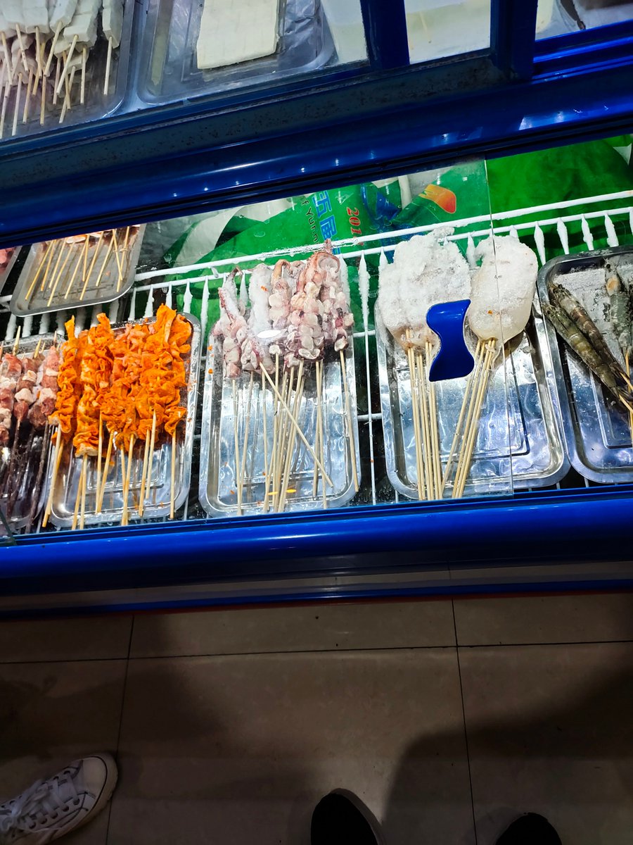 云南烧烤还是蛮特别：蘸水有干碟湿碟，烧烤材料有其他地方所没有的鸡皮鸡屁股牛肠等，炭火盆垫锡纸也解决食材保温，有机会可以去试试