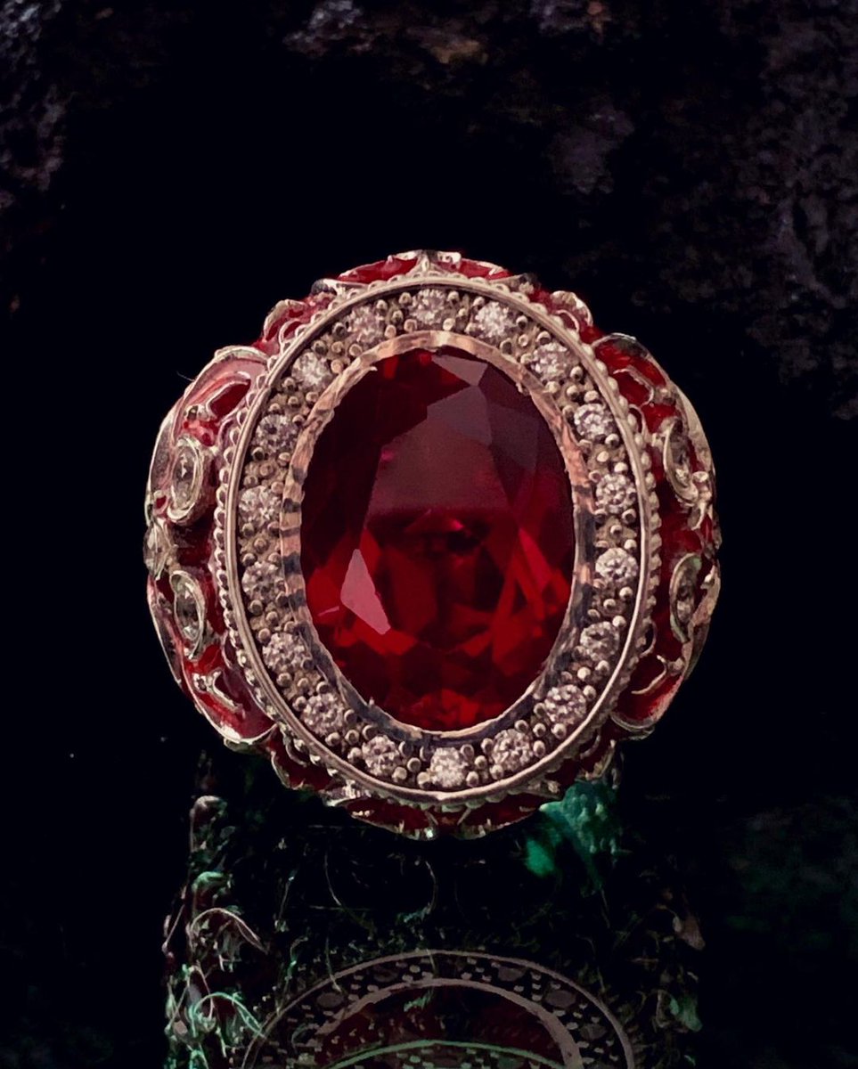 SilverMolding's tweet image. Это #изысканноеукрашение для тех, кто любит яркие и эффектные аксессуары. #Кольцо выполнено из высокопробного серебра 925 пробы и покрыто защитной эмалью, которая придает ему блеск и #долговечность. В центре кольца великолепно сияет красный граненый… t2p.pw/0hsrzRoYJV