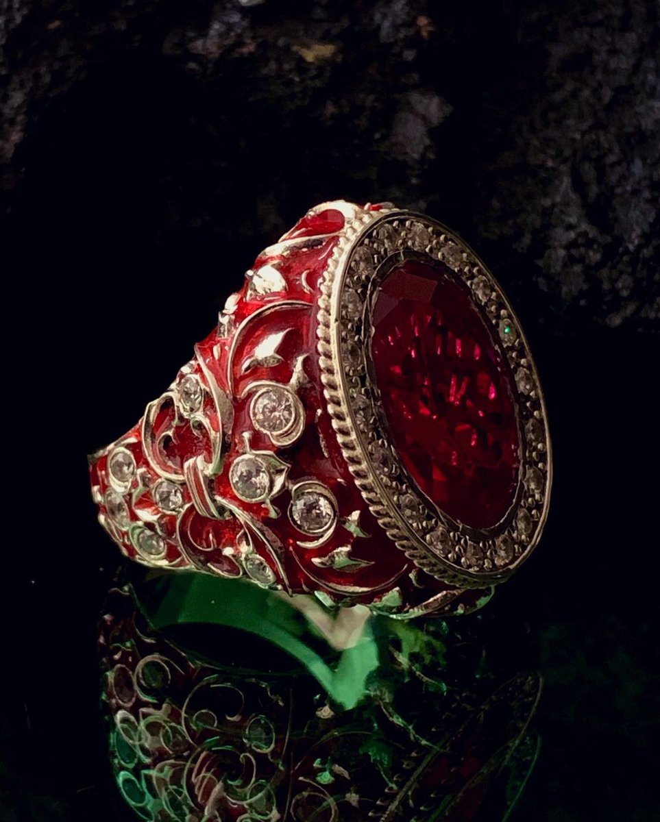 SilverMolding's tweet image. Это #изысканноеукрашение для тех, кто любит яркие и эффектные аксессуары. #Кольцо выполнено из высокопробного серебра 925 пробы и покрыто защитной эмалью, которая придает ему блеск и #долговечность. В центре кольца великолепно сияет красный граненый… t2p.pw/0hsrzRoYJV