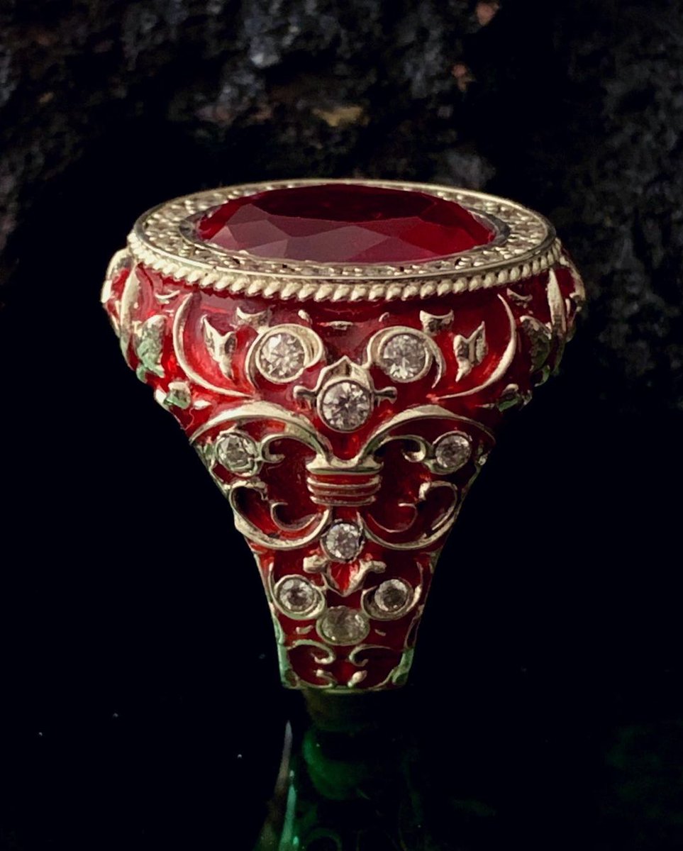SilverMolding's tweet image. Это #изысканноеукрашение для тех, кто любит яркие и эффектные аксессуары. #Кольцо выполнено из высокопробного серебра 925 пробы и покрыто защитной эмалью, которая придает ему блеск и #долговечность. В центре кольца великолепно сияет красный граненый… t2p.pw/0hsrzRoYJV
