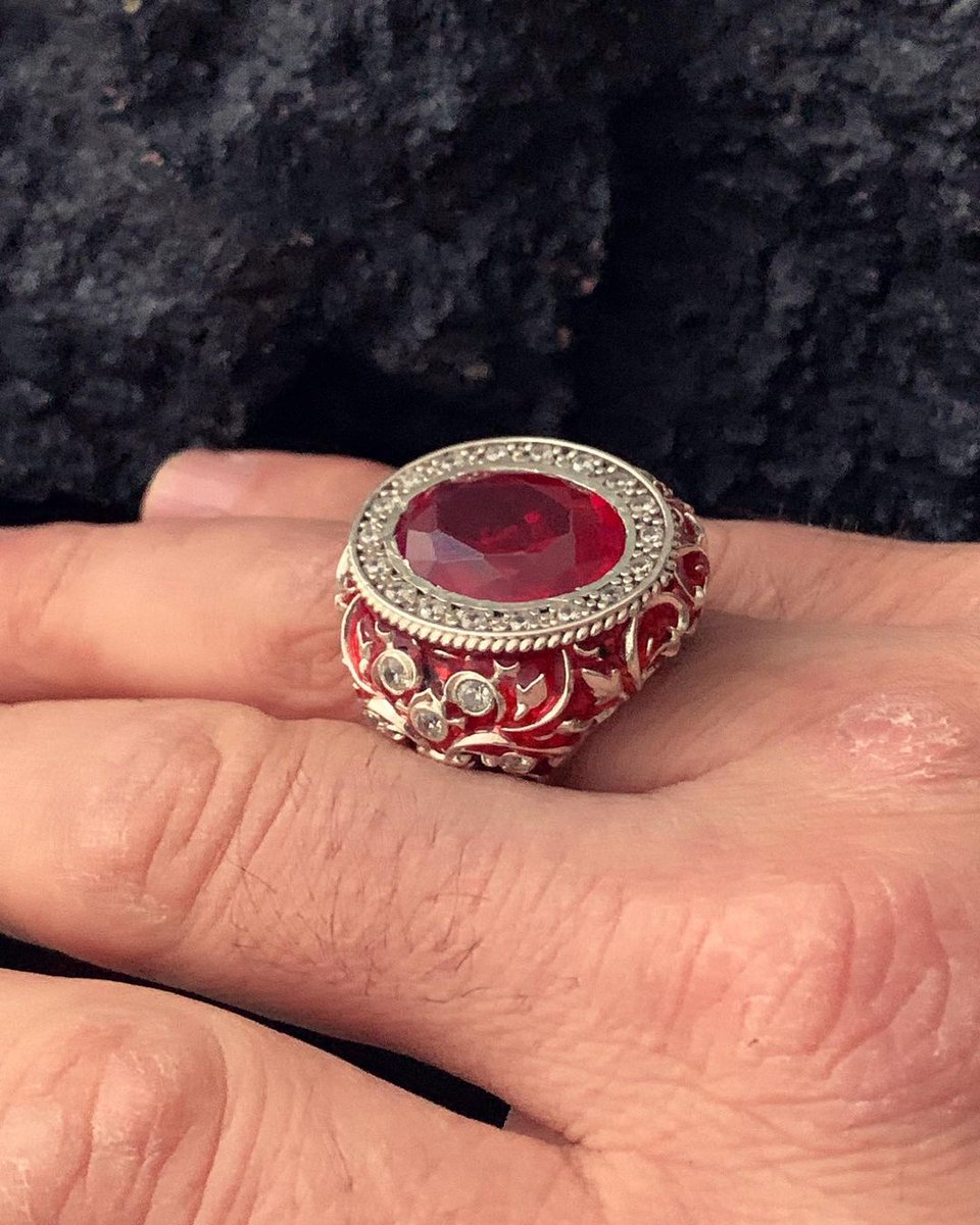 SilverMolding's tweet image. Это #изысканноеукрашение для тех, кто любит яркие и эффектные аксессуары. #Кольцо выполнено из высокопробного серебра 925 пробы и покрыто защитной эмалью, которая придает ему блеск и #долговечность. В центре кольца великолепно сияет красный граненый… t2p.pw/0hsrzRoYJV