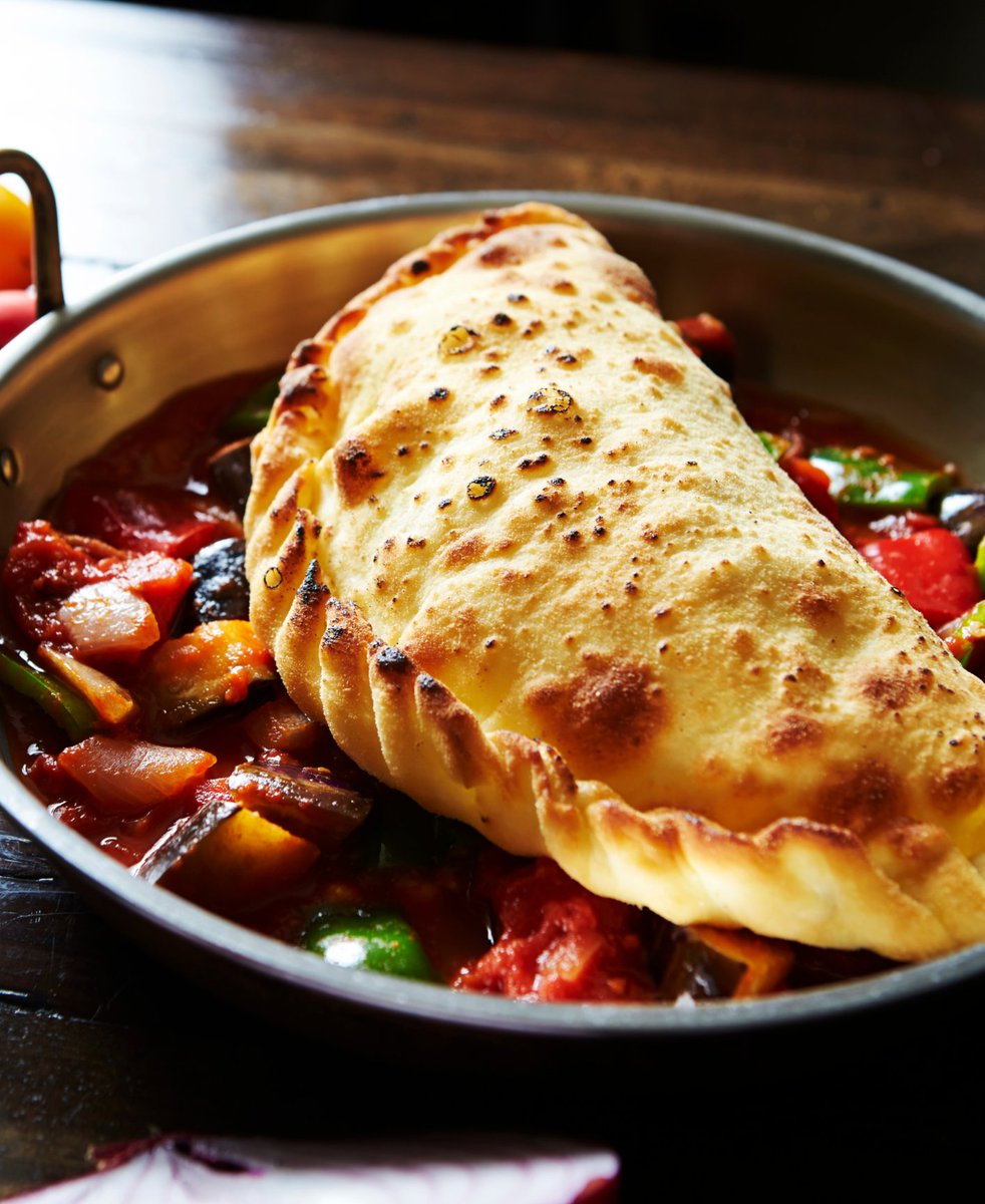 Come enjoy a 3 cheese calzone with pepperoni and portobello mushrooms topped with our special basil creamy sauce at Terrazzo.

🍕 Available daily during April from 3:00 pm. to 10:30 pm.
$16 USD PP | Includes a glass of wine