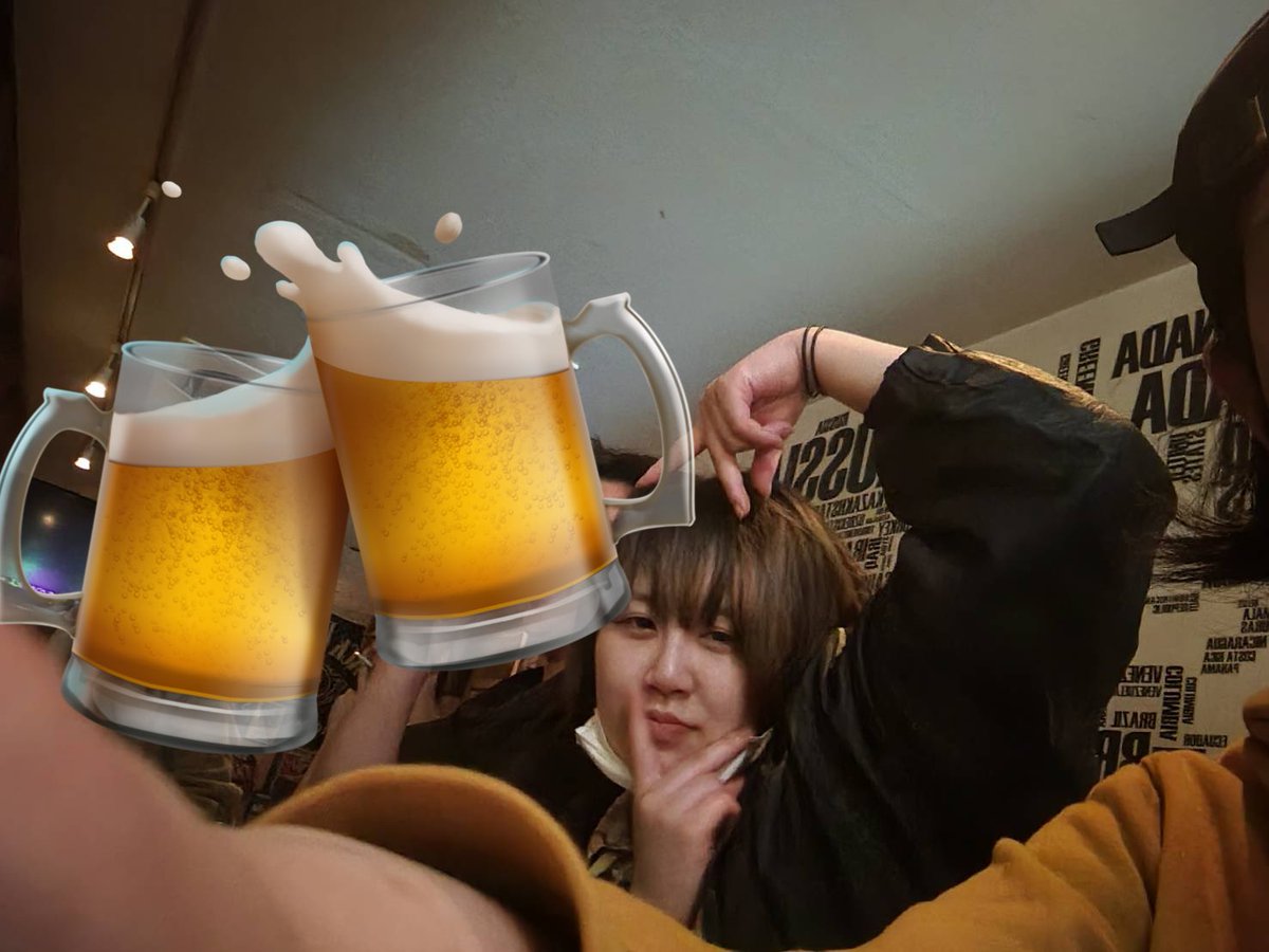shimomin69's tweet photo. あーしまた大やらかし🫣仕事終わりに飲み行って休みやしって調子乗って35時間起き続けて、29時間お酒飲み続けたらしいヨ🤦‍♀️13軒行ったヨ。昼間バーのマスターの子供と公園で走り回ってたヨ。鬼の筋肉痛だヨ。3万くらい使ってたヨ。良くない、ホントに。 https://t.co/k7AI7yuhdR