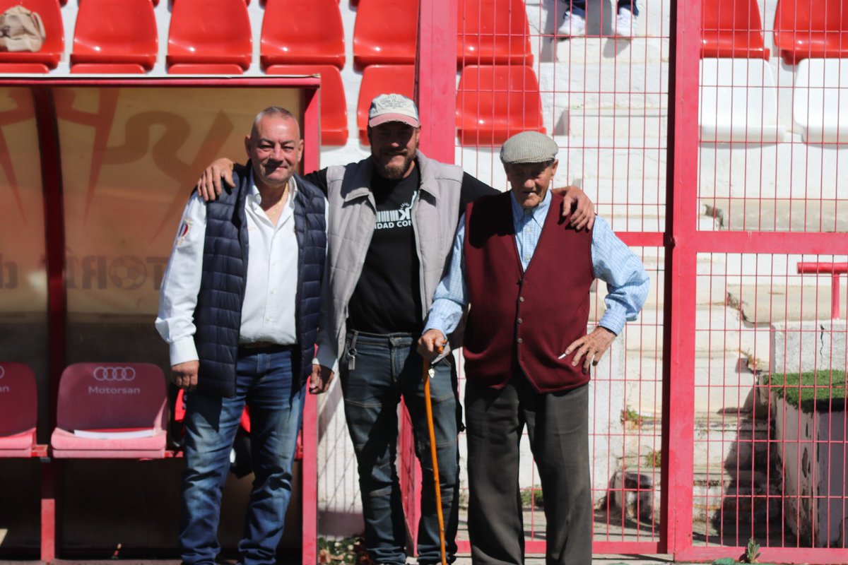 rsda_oficial's tweet photo. 🤝PATROCINADORES🤝

Amar una vez al Alcalá te hace amarlo para siempre ❤️❤️

Nuestro ex jugador y actual patrocinador, Cano, dio su apoyo al primer equipo junto a su padre y a su gerente, Juan Carlos.

Cano sigue ayudando al club con el patrocinio de Leñas Cano 🪵🪵

#VamosAlcalá https://t.co/PKWQ9li7PZ