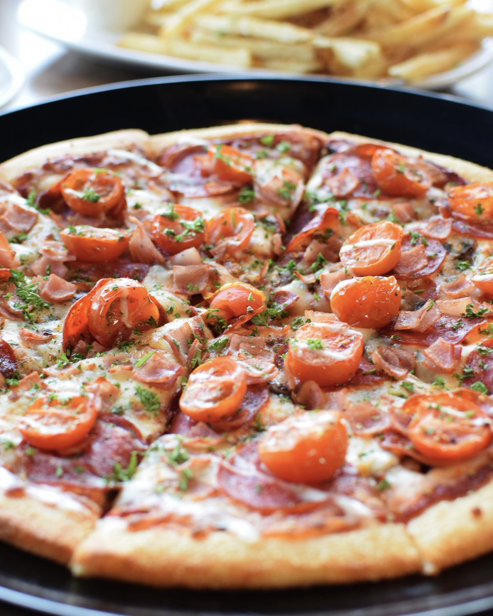 BostonPizzaWPG's tweet photo. The NEW Italian Deli Pizza 🇮🇹
Signature pizza sauce, pepperoni, smoked ham, cherry tomatoes, mushroom’s & mozzarella topped with Alfredo drizzle
#bplocal #bostonpizza https://t.co/Olqh89mAko