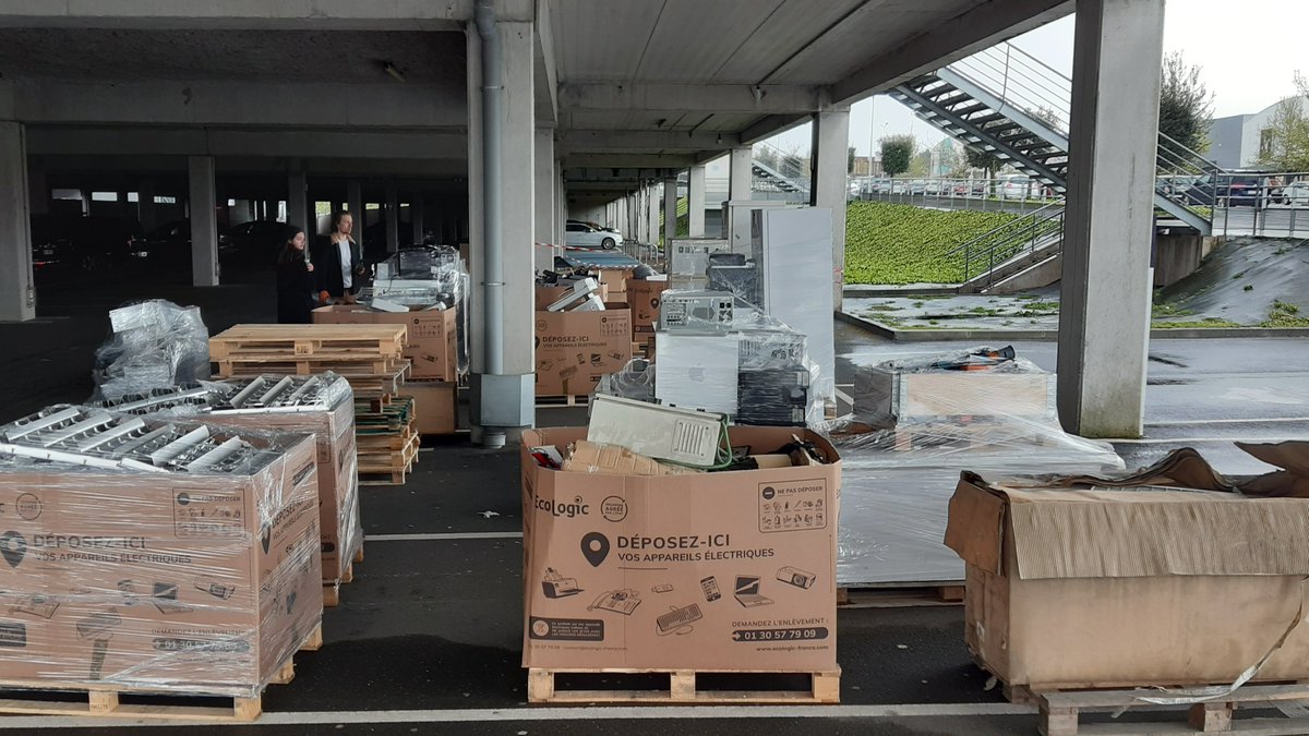 [#TransitionEco] 📢On poursuit les collectes inter-entreprises de déchets d'équipements électriques et électroniques ♻️🚯

La semaine prochaine à Sainte-Pazanne avec <a href="/CREassociation/">coeur de retz entrep</a> 👉bit.ly/3KGRjXF

La semaine dernière à Ancenis 📷⬇️
✅5 tonnes collectées 
✅22 palettes