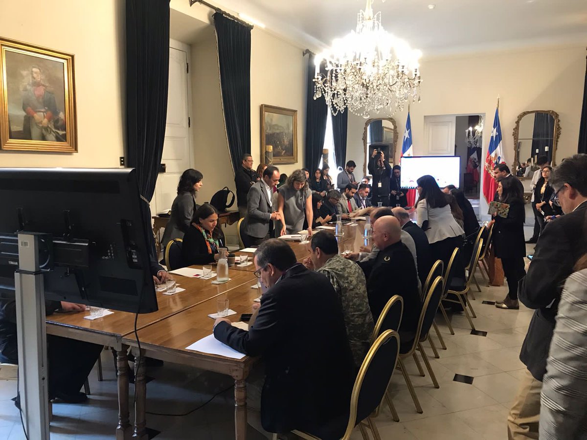 SNOBomberos's tweet photo. #PFON A esta hora en representación de @BomberosdeChile  el PFON Gabriel Huerta, participa en reunión de coordinación en Palacio la Moneda, para planificación de los Juegos Panamericanos y Parapanamericanos que se realizarán entre el 20/10 y el 05/11, y entre el 17/11 al 26/11 https://t.co/Pim0PEsjfm