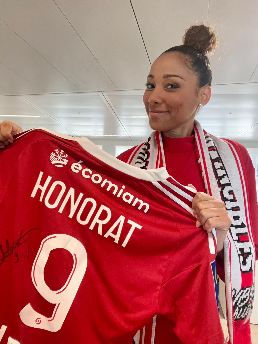 lequipedegreg's tweet photo. 🎁 CADEAU BRESTOIS 🎁

@vsainsily était à Francis Le Blé, et elle est revenue avec le maillot porté et signé de l’un des artisans de la belle victoire de Brest face à Nice @Honorat_Franck  ⚔️🏴‍☠️ 

Pour le gagner RT + FOLLOW @lequipedegreg et nous ferons un tirage au sort !  

#EDG https://t.co/QkT76wxjHj