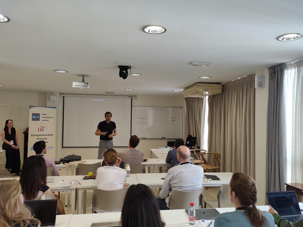 PdsEntrep's tweet photo. 6PDS participants interacting with the speakers notes @C_Theodoraki and Matthias Fink on the plenary session of #6PdsEntrep at @unisevilla https://t.co/t4zmPlKlf4