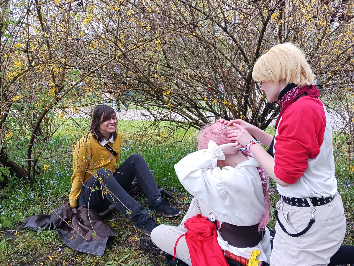 zheLocalBee's tweet photo. Passerine Inspired Pictures from Yesterday :D
We climbed into a Bush cuz it looked prettier from inside it rather from before it xD https://t.co/NIiVkQOyDL