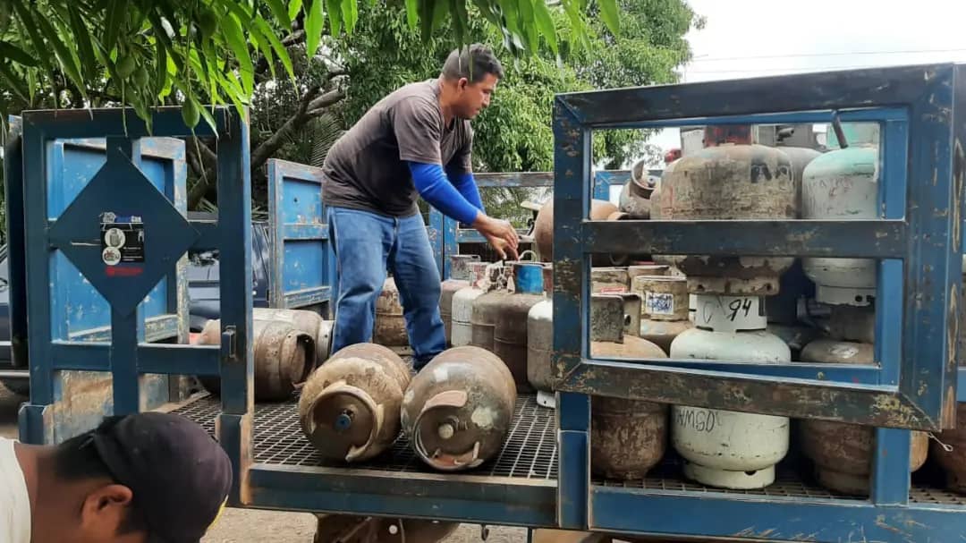 #SabíasQué | Desde la planta de llenado Willian Lara fueron atendidas con distribución de gas doméstico un total de 1176 familias de diversas comunidades de Calabozo, en el marco del #1x10DelBuenGobierno

<a href="/NicolasMaduro/">Nicolás Maduro</a>
<a href="/gas_comunal/">PDVSA Gas Comunal S.A.</a>
<a href="/pechecaldera/">GD Pedro J. Caldera Pérez</a>
@_Vpsops

#ConMaduroMásRevolución