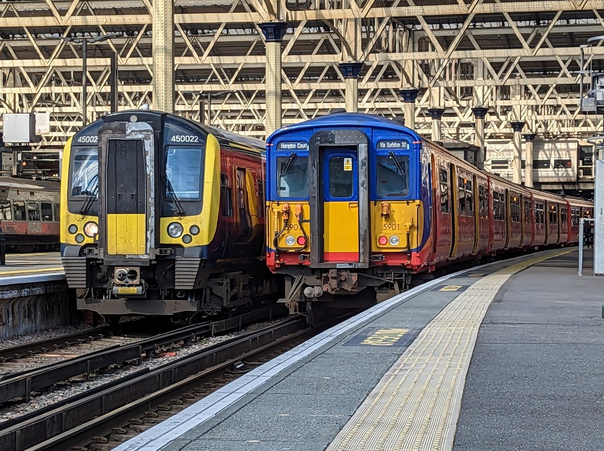 DownOnTheStour's tweet photo. Back in the Smoke 💨

After a natter with @Train_Pone at the Manor I've come to Enemy Territory to ride a red version of a City Meme 🔊

#DownOnTheStour #RailwayPhotography #railwaytwitter #class375 #citymeme #SWR https://t.co/TYBcABLlKu