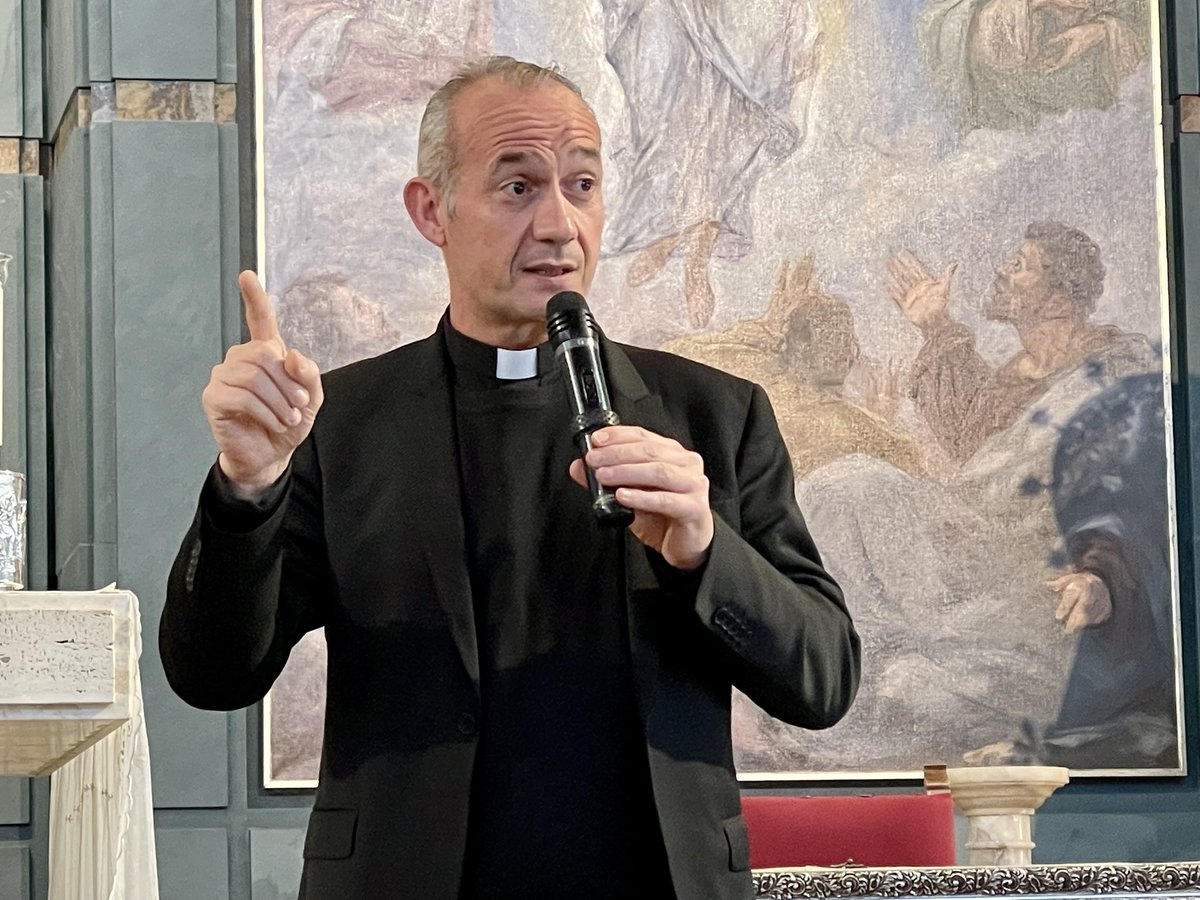 SanJosemariaVLC's tweet photo. Don Álvaro Almenar, vicerrector de @basilicadesampa impartió en @SanJosemariaVLC una conferencia sobre la #VirgendelosDesamparados, su origen en el siglo XV, la devoción a la patrona de #Valencia, la historia de su imagen y su fiesta, así como la obra social vinculada a ella. https://t.co/1fx9kDchbZ