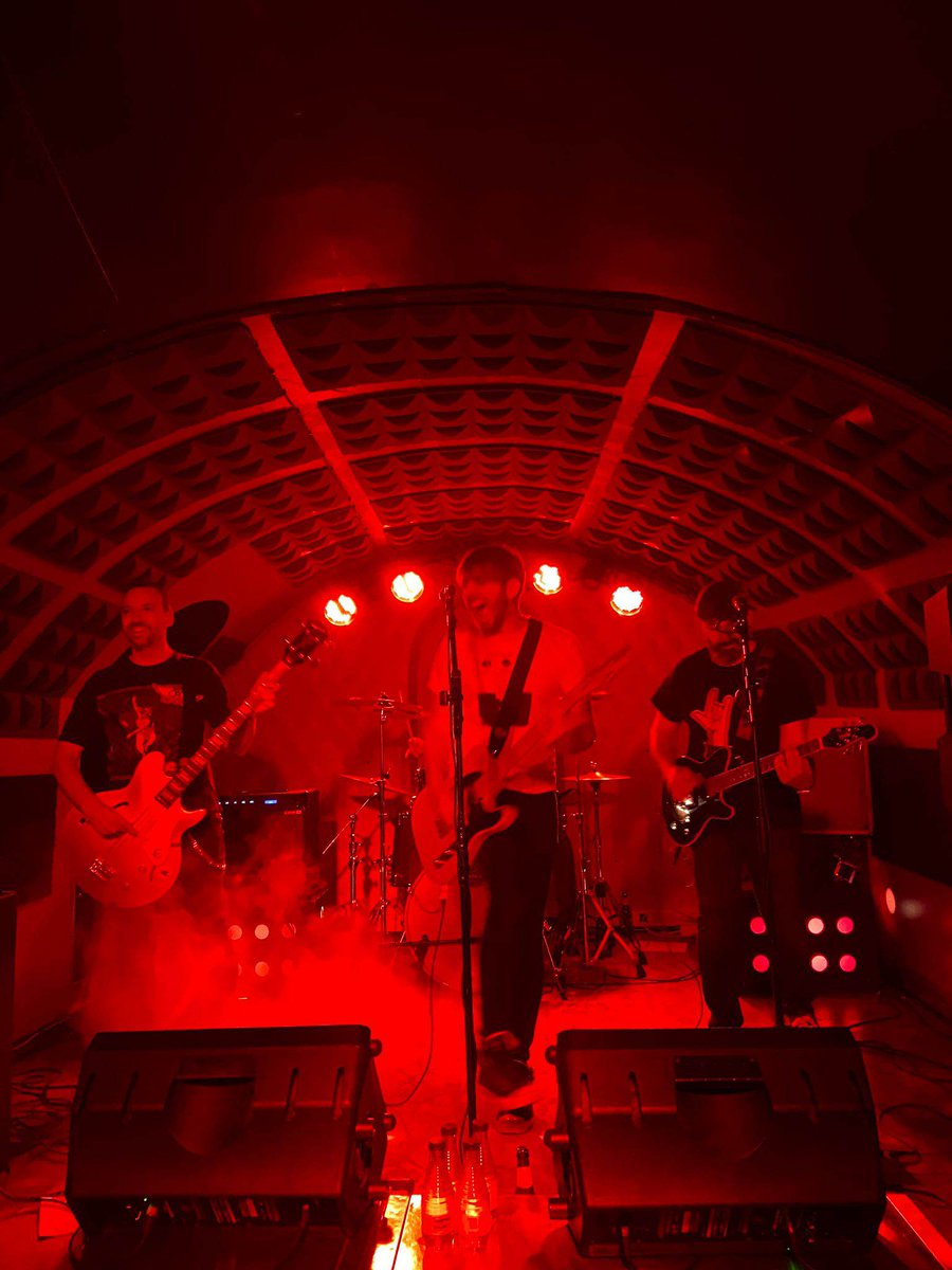 naiaespacio's tweet photo. Vaya pasada lo que vivimos el sábado en @elperroclubmad , este sábado cerramos la gira de salas en @desiertorojobar de Valladolid
Entradas en @wegowES https://t.co/Da59TJHAia https://t.co/1HED8UuwF7