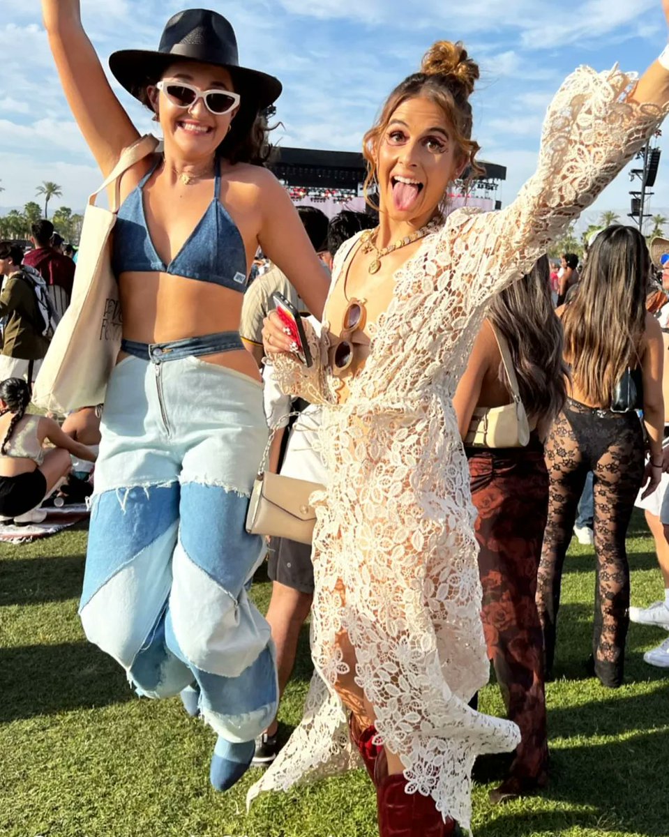 lark_cheam's tweet photo. @CarlyRoseMusic @TerriEdelman 
Carly Rose 🌹 with friends at the Coachella music festival in Indio California https://t.co/yqGVcogJsA