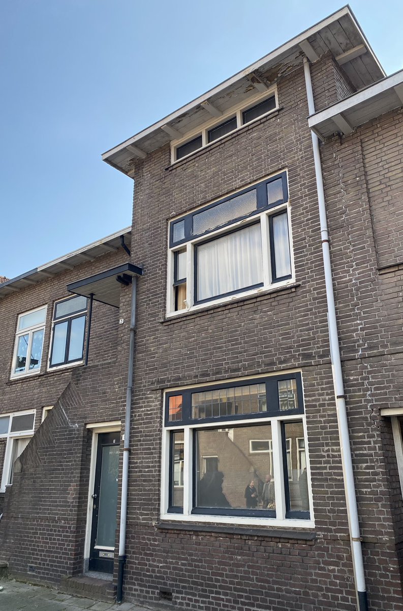 Vanmiddag zijn de laatste van ruim 200 Dordtse #Stolpersteine geplaatst. Voor alle #locaties en de korte levensverhalen van de #Joodse #Dordtenaren die op deze manier worden herdacht: stolpersteine-dordrecht.nl