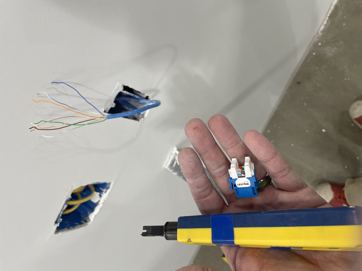 chief420247's tweet image. I don&apos;t I&apos;m not sure what&apos;s more boring, terminating wires in #cubicles, or actually having to #work in cubicles 😂🤣😂