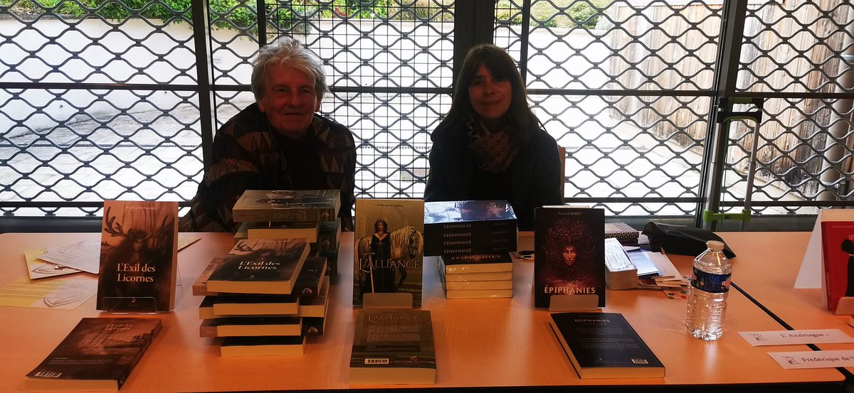 ERLAMOND's tweet photo. Hier à #Coudroy avant l'ouverture du #salondulivre. Un très beau premier salon dans ce petit village au bord du #canaldOrléans. Merci à Vitalité Rurale pour l'organisation et à la municipalité pour son accueil chaleureux. https://t.co/cxiP0hnI02
